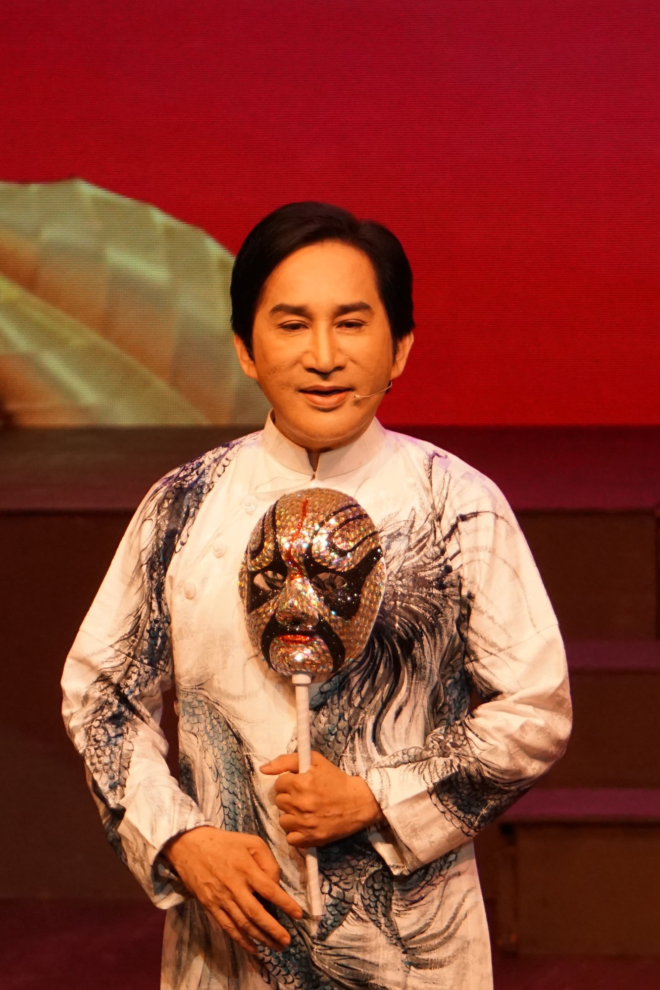 Khán giả Hà Nội xem live show của Kim Tử Long đến nửa đêm - Ảnh 3.
