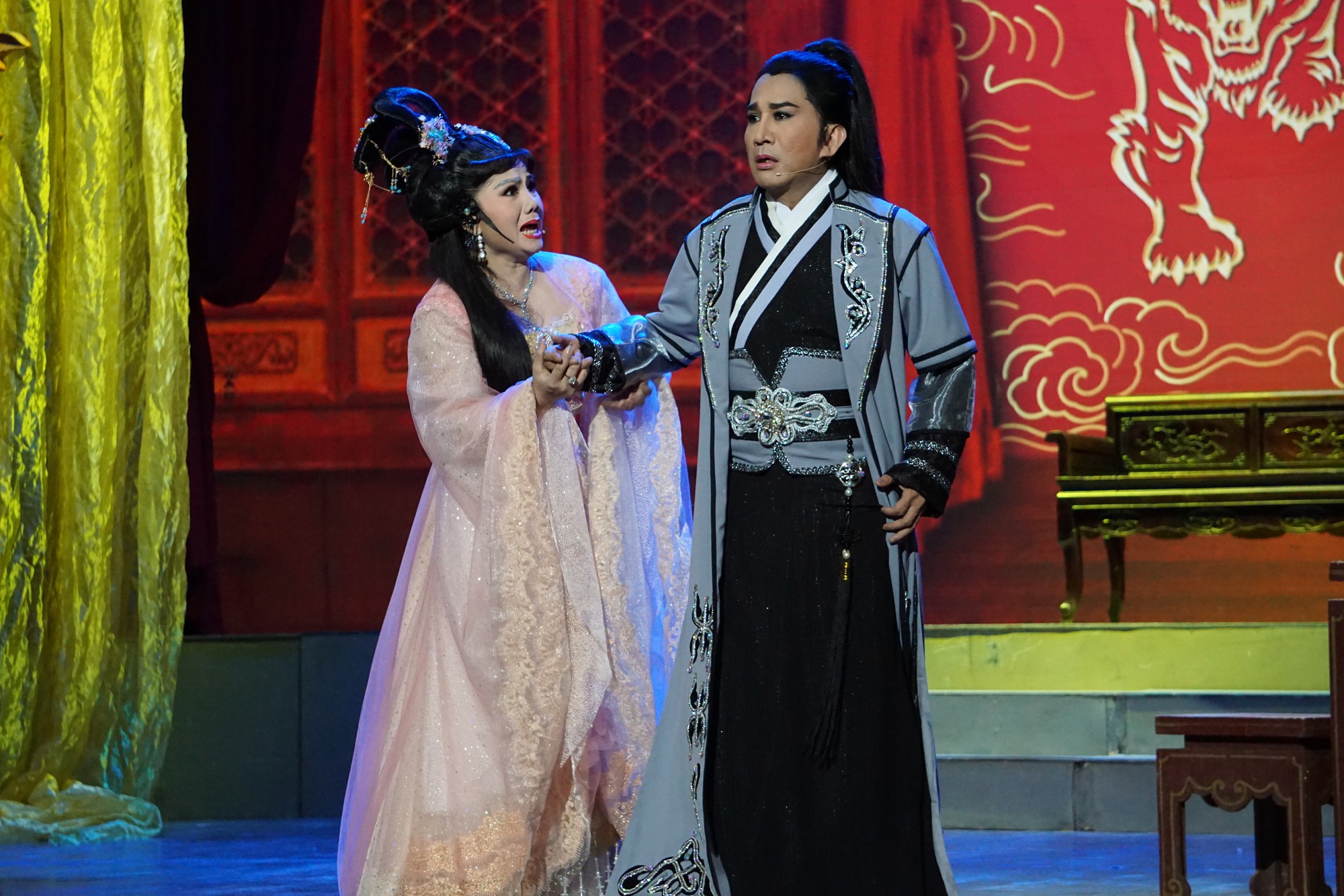 Khán giả Hà Nội xem live show của Kim Tử Long đến nửa đêm - Ảnh 8.