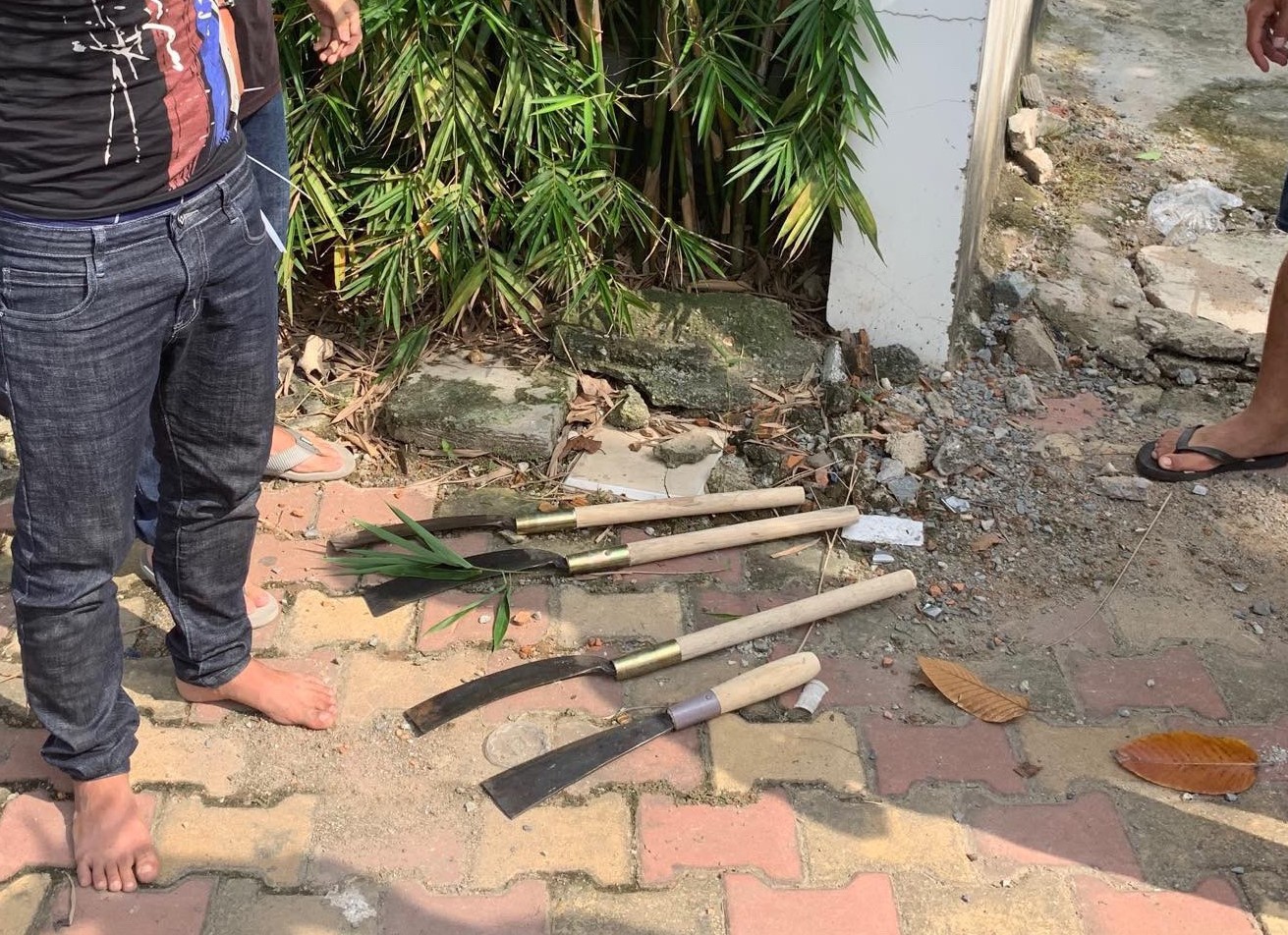 C&ocirc;ng an nổ s&uacute;ng bắn thủng lốp xe của băng giang hồ: Từ m&acirc;u thuẫn giữa 2 phụ nữ - Ảnh 2.