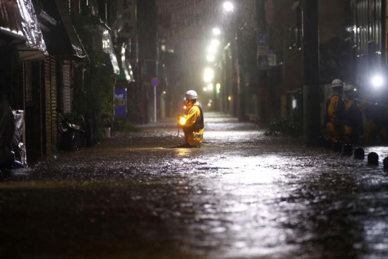 Bão Hagibis càn quét Bắc Nhật Bản sau khi làm “tê liệt” Tokyo - Ảnh 1.