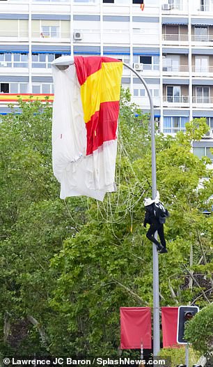 Khoảnh khắc h&agrave;i hước l&iacute;nh nhảy d&ugrave; vướng v&agrave;o cột điện trong lễ Quốc kh&aacute;nh T&acirc;y Ban Nha - Ảnh 3.