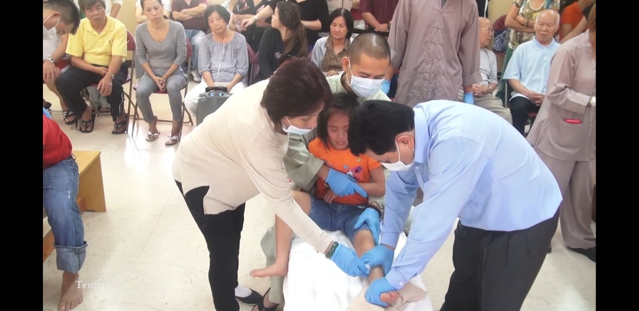 &Ocirc;ng Dũng l&ograve; v&ocirc;i x&acirc;y trung t&acirc;m để lương y V&otilde; Ho&agrave;ng Y&ecirc;n chữa bệnh miễn ph&iacute; - Ảnh 2.