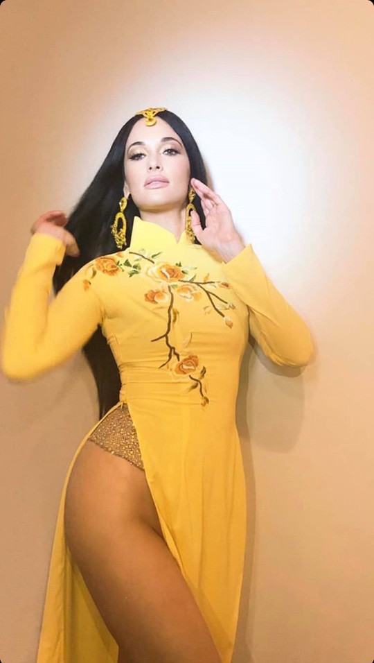 Ng&ocirc; Thanh V&acirc;n ch&ecirc; Kacey nhưng từng mặc &aacute;o d&agrave;i phản cảm? - Ảnh 2.