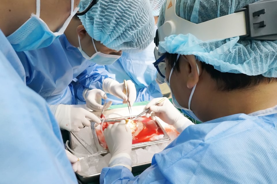 Cảm động người chồng trẻ cho thận để cứu vợ