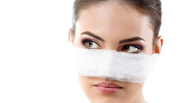 Nguy cơ tiềm ẩn sau những cách phẫu thuật nâng mũi đắt đỏ - Ảnh 1.