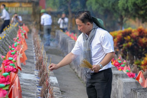 Báo Người Lao Động tặng cờ Tổ quốc cho bộ đội biên phòng