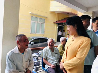 Bộ trưởng Nguyễn Thị Kim Tiến trò chuyện với người dân về chất lượng dịch vụ y tế
