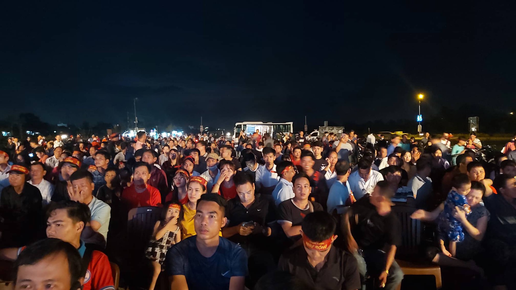 CLIP: Dân Phú Quốc xem trực tiếp trận Việt Nam-Indonesia qua màn hình “khủng” - Ảnh 9.