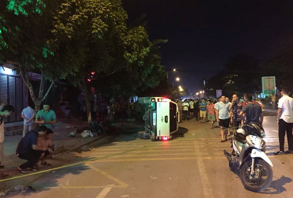 Tưởng bạn đang bị đuổi ch&eacute;m, quay &ocirc;t&ocirc; lao thẳng v&agrave;o 2 người đi xe m&aacute;y - Ảnh 3.