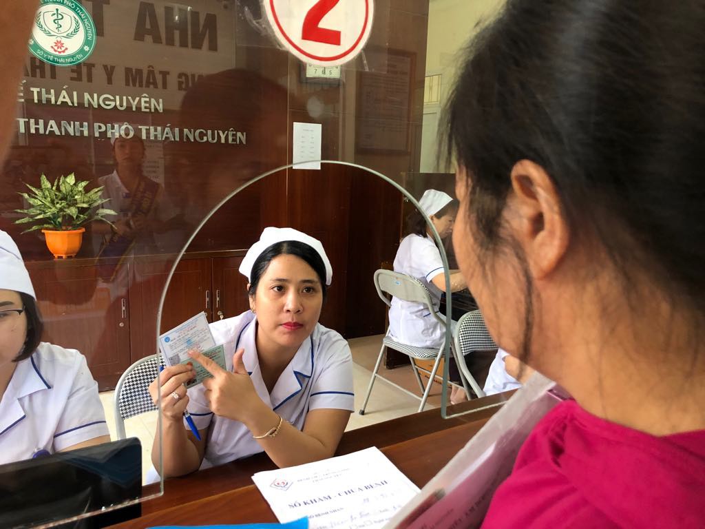 Bộ trưởng Nguyễn Thị Kim Tiến tr&ograve; chuyện với người d&acirc;n về chất lượng dịch vụ y tế - Ảnh 6.