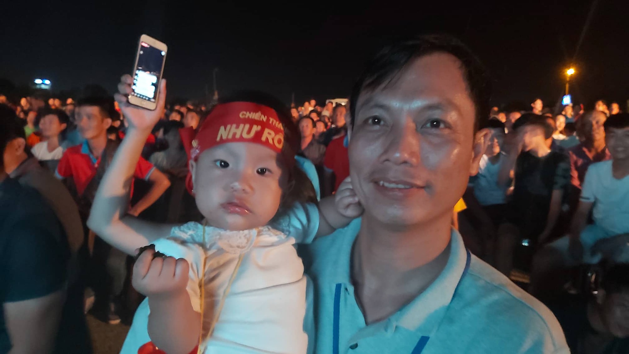 CLIP: Dân Phú Quốc xem trực tiếp trận Việt Nam-Indonesia qua màn hình “khủng” - Ảnh 7.