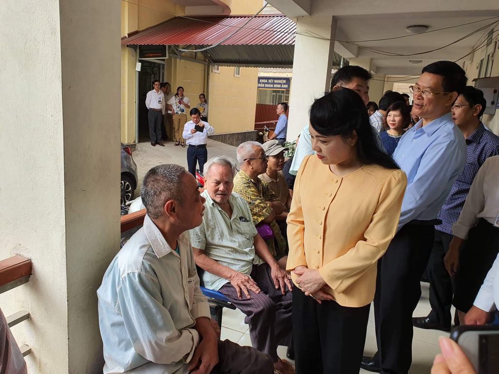 Bộ trưởng Nguyễn Thị Kim Tiến tr&ograve; chuyện với người d&acirc;n về chất lượng dịch vụ y tế - Ảnh 5.