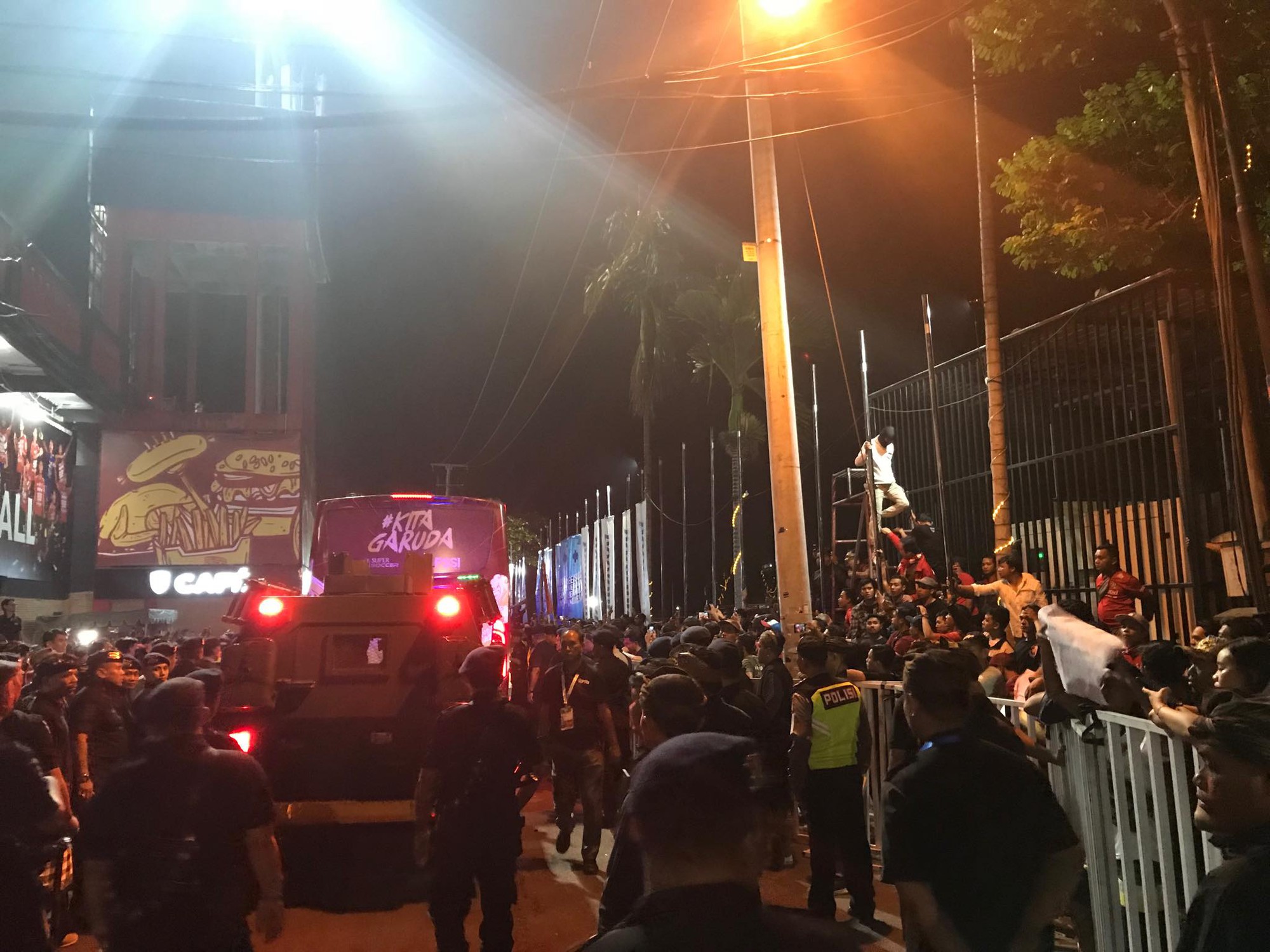 Thua Việt Nam, CĐV Indonesia n&aacute;o loạn ph&ograve;ng họp b&aacute;o, HLV McMenemy bị dọa giết - Ảnh 1.