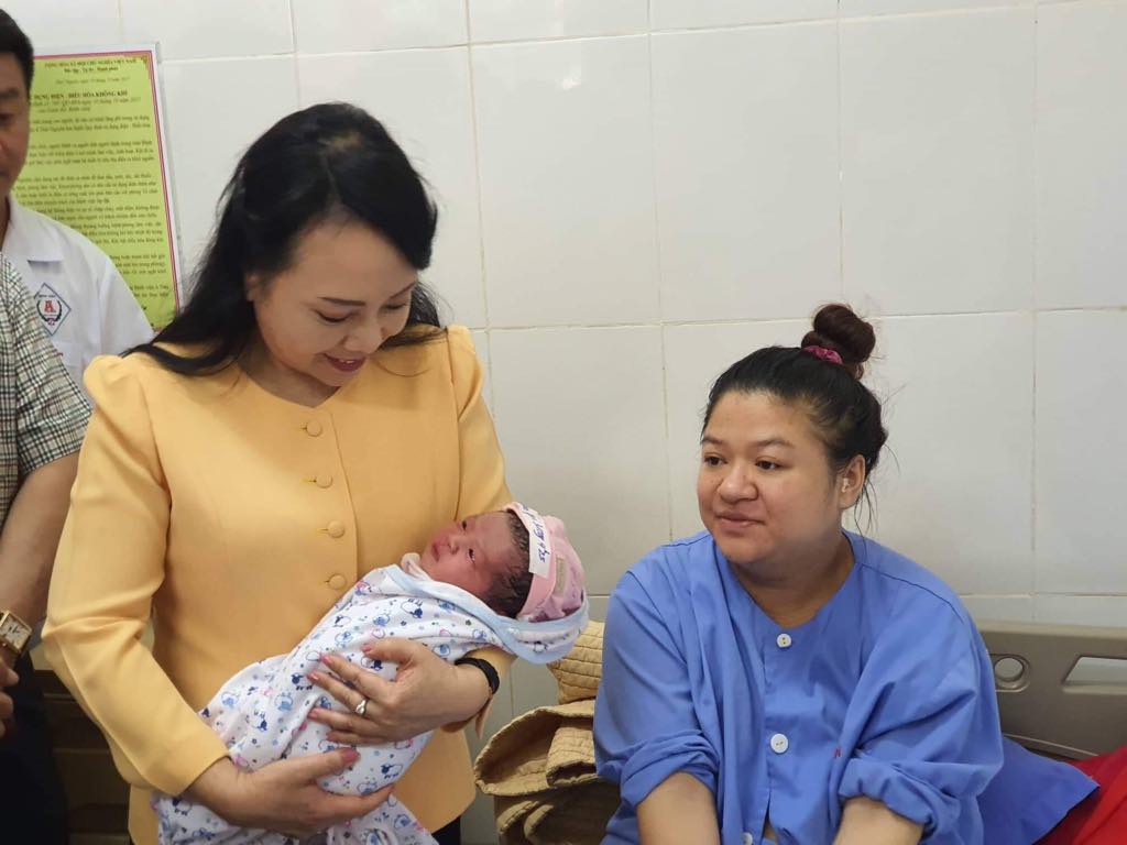 Bộ trưởng Nguyễn Thị Kim Tiến tr&ograve; chuyện với người d&acirc;n về chất lượng dịch vụ y tế - Ảnh 8.
