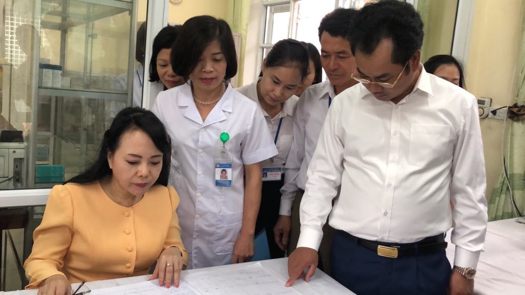 Bộ trưởng Nguyễn Thị Kim Tiến tr&ograve; chuyện với người d&acirc;n về chất lượng dịch vụ y tế - Ảnh 9.