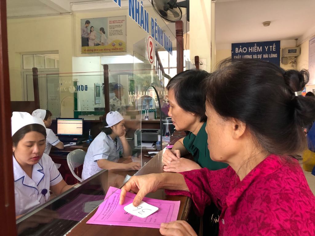 Bộ trưởng Nguyễn Thị Kim Tiến tr&ograve; chuyện với người d&acirc;n về chất lượng dịch vụ y tế - Ảnh 4.