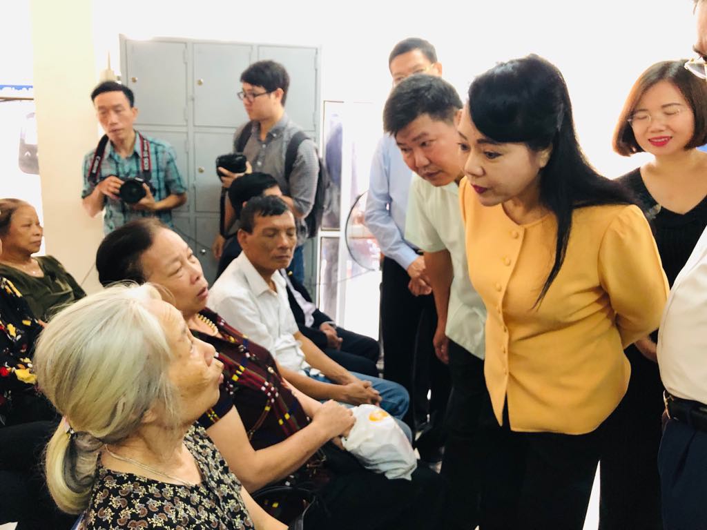 Bộ trưởng Nguyễn Thị Kim Tiến tr&ograve; chuyện với người d&acirc;n về chất lượng dịch vụ y tế - Ảnh 1.