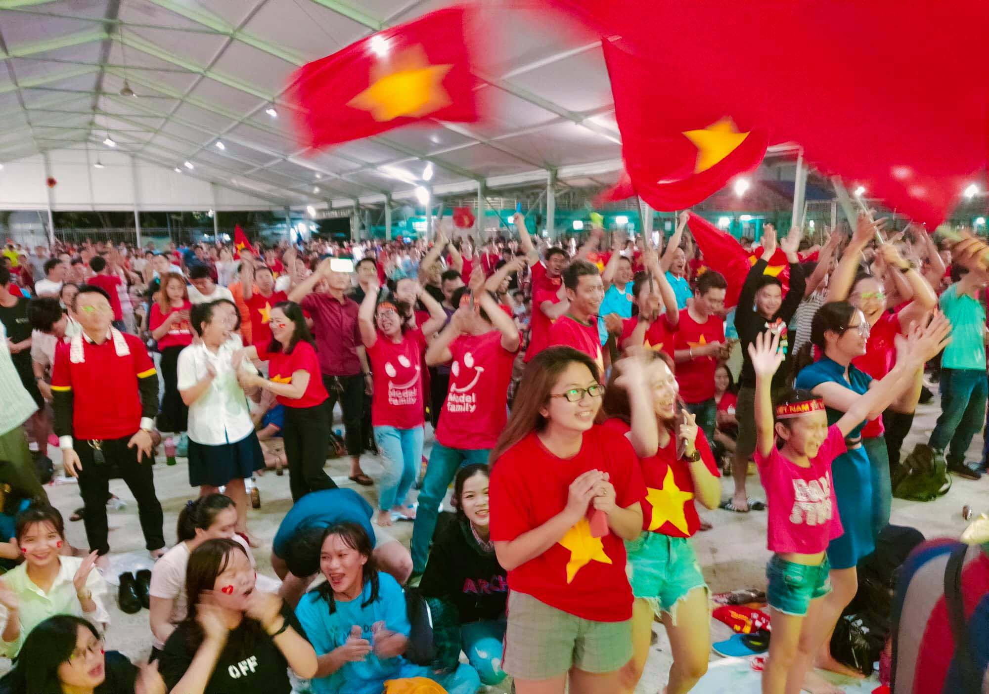 H&agrave;nh tr&igrave;nh h&aacute;t v&igrave; đội tuyển: Cất cao tiếng h&aacute;t từ tr&aacute;i tim gởi đến đội tuyển - Ảnh 9.