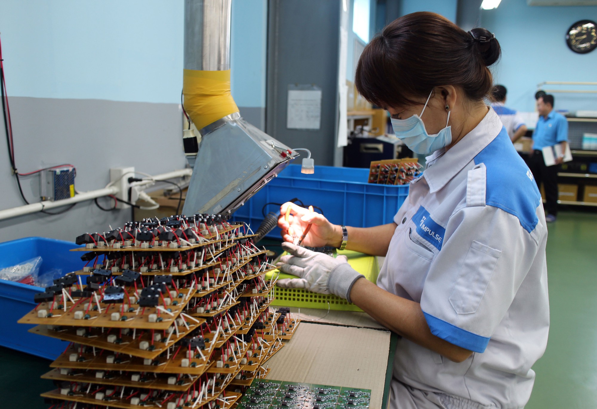 Lao động nữ gặp nhiều r&agrave;o cản - Ảnh 1.