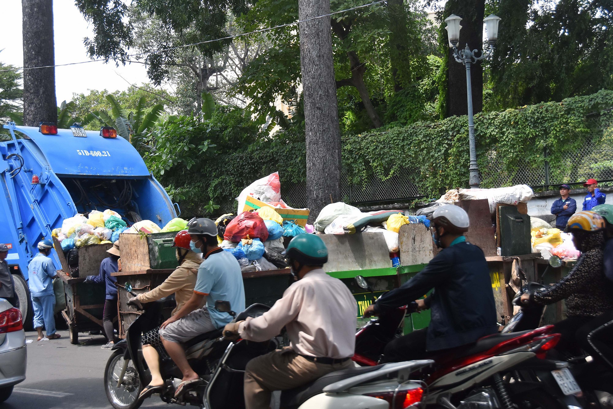 ÁM ẢNH CÁC ĐIỂM TẬP KẾT RÁC: Vừa làm vừa loay hoay điều chỉnh