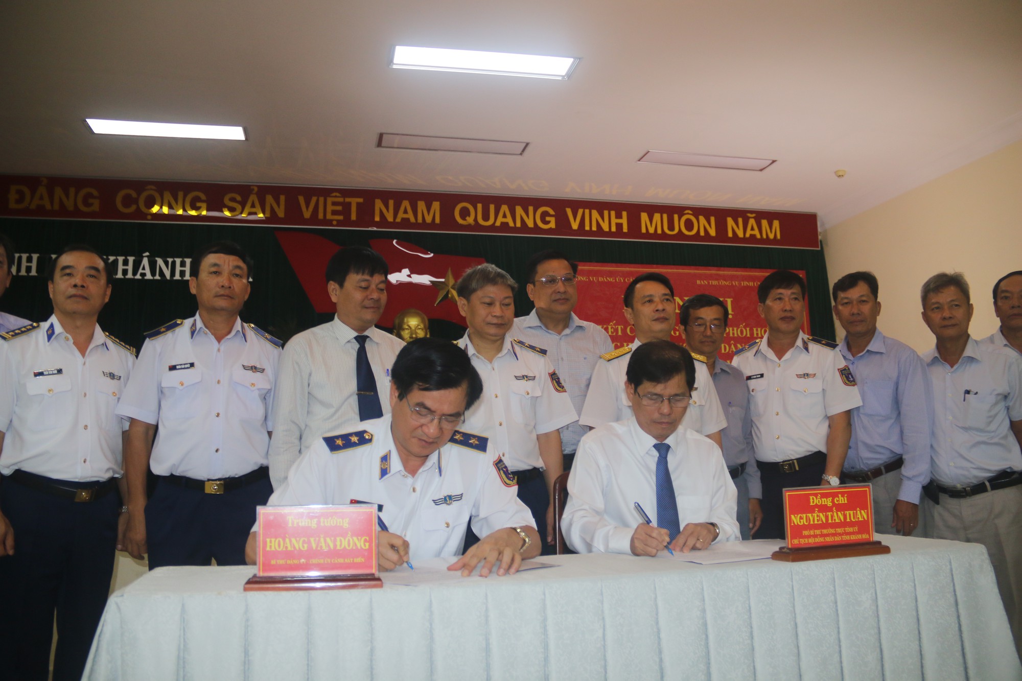 Cảnh s&aacute;t biển đồng h&agrave;nh với ngư d&acirc;n Kh&aacute;nh H&ograve;a - Ảnh 1.