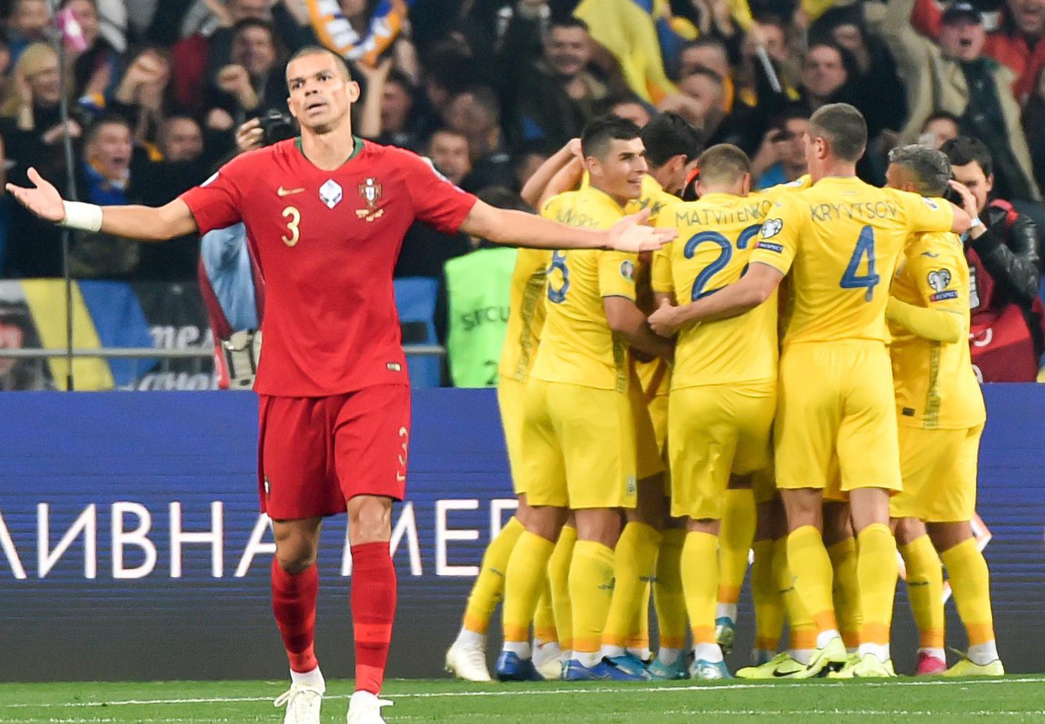 Ronaldo lập kỷ lục, Bồ Đ&agrave;o Nha vẫn trắng tay trước Ukraine - Ảnh 8.