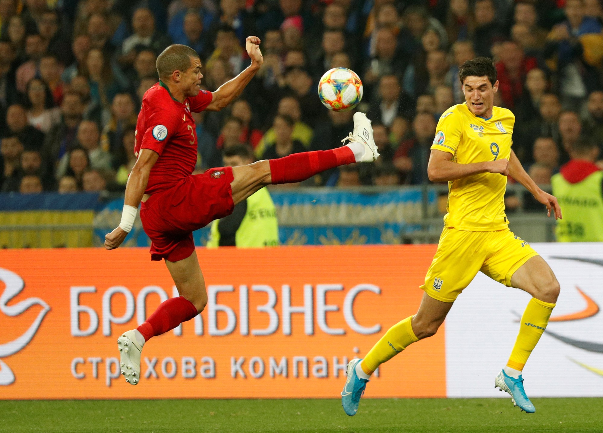 Ronaldo lập kỷ lục, Bồ Đ&agrave;o Nha vẫn trắng tay trước Ukraine - Ảnh 2.