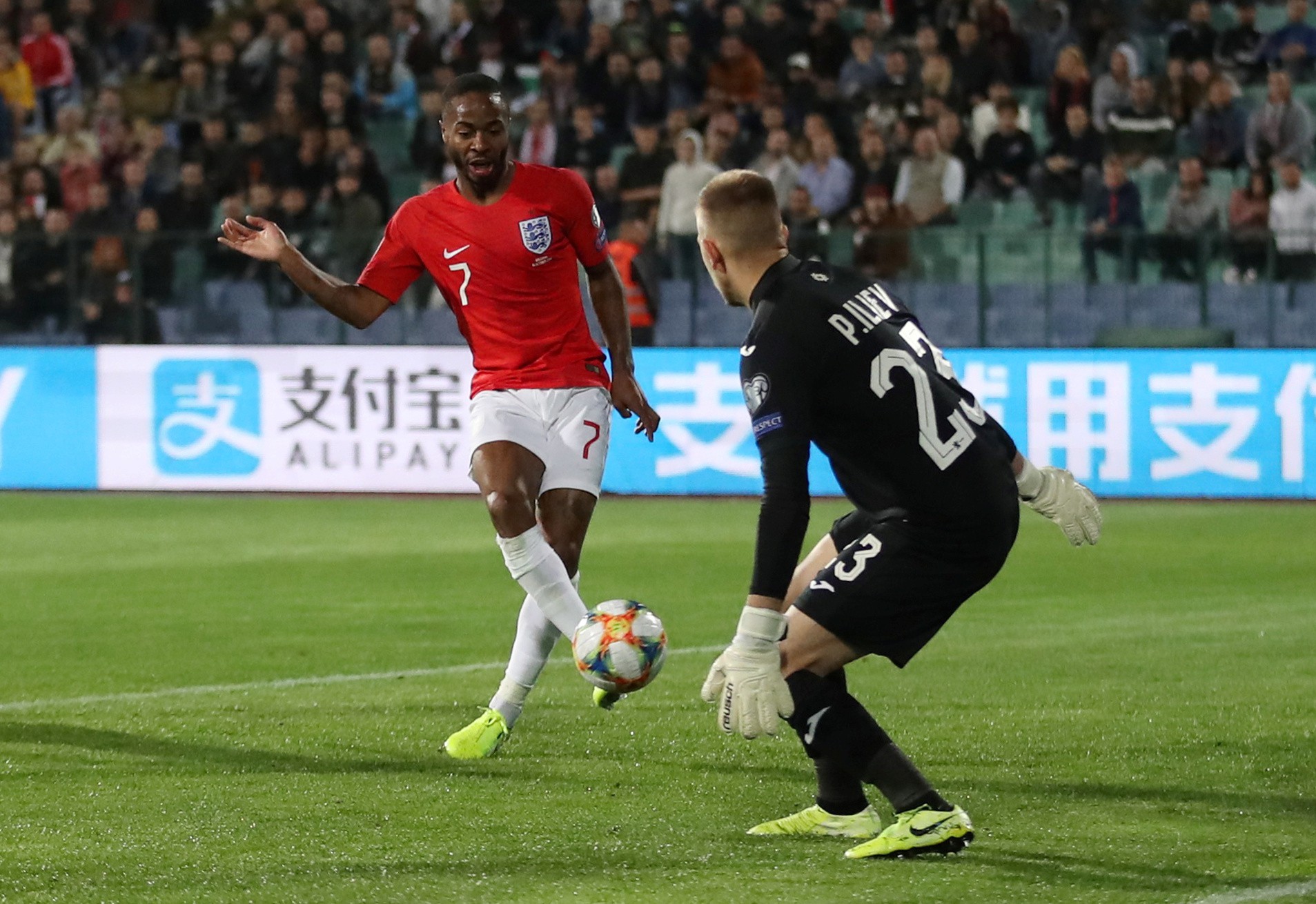 CĐV Bulgaria ch&agrave;o kiểu ph&aacute;t x&iacute;t, chủ nh&agrave; thảm bại trước tuyển Anh - Ảnh 5.
