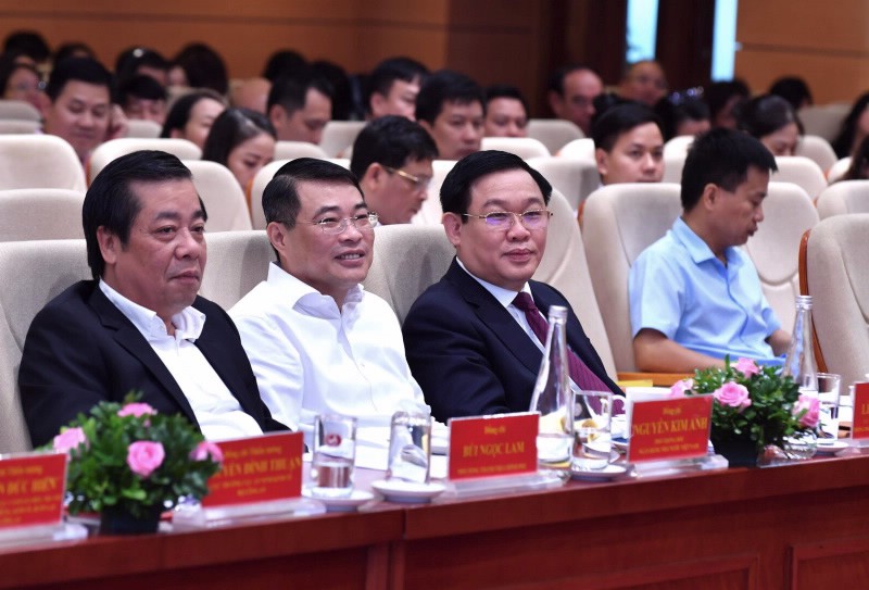 Mỗi tháng xử lý được 9,6 ngàn tỉ đồng nợ xấu - Ảnh 1.