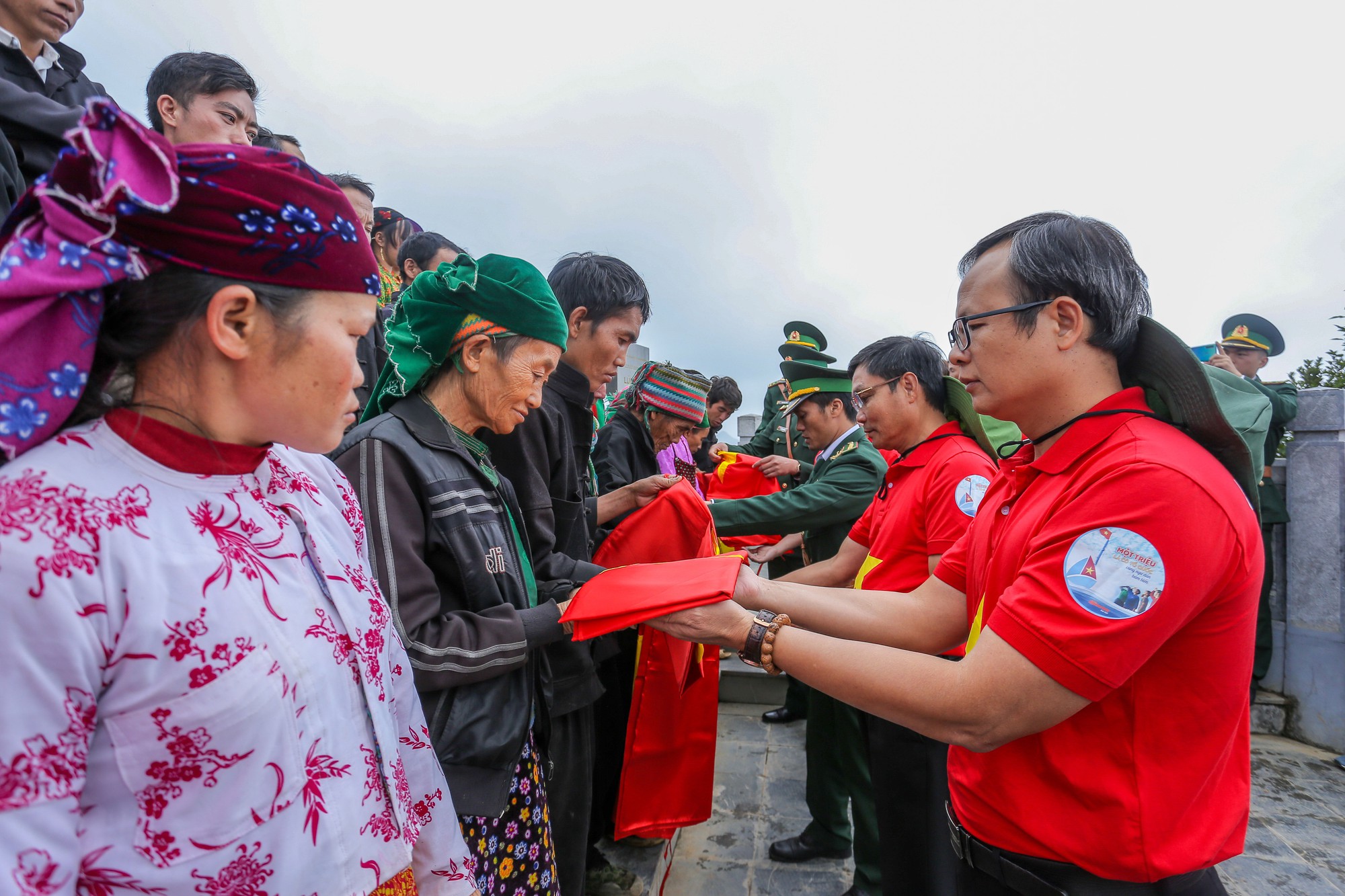 Chương tr&igrave;nh Một triệu l&aacute; cờ Tổ quốc c&ugrave;ng ngư d&acirc;n b&aacute;m biển: Kh&aacute;t vọng bảo vệ chủ quyền - Ảnh 2.