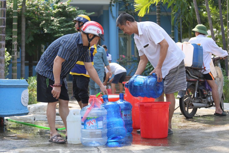 Hà Nội: Chưa biết khi nào có nước sạch trở lại