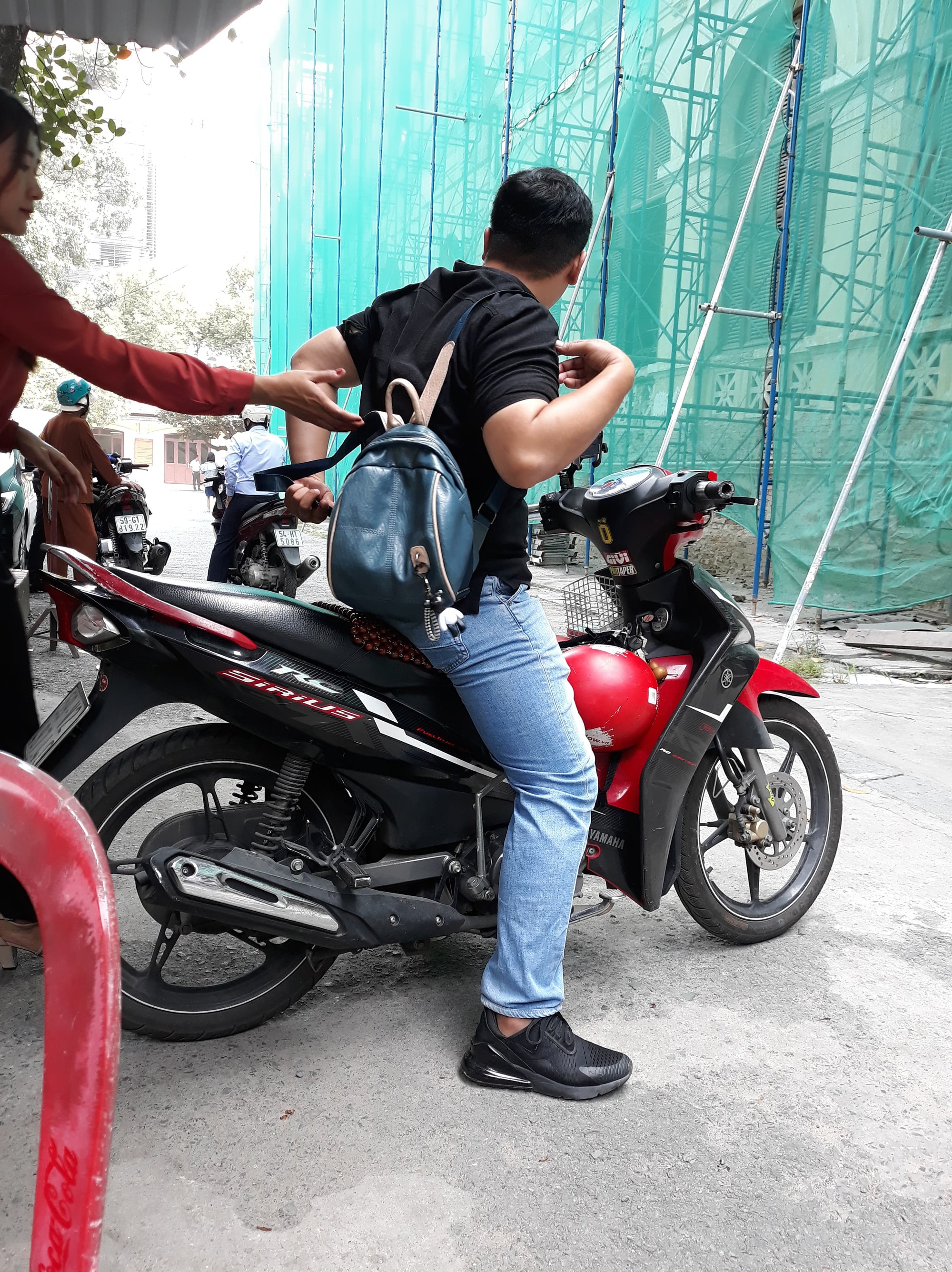 Đi cướp rồi bỏ trốn, sau đó vào ngành công an và phát hiện mình bị truy nã
