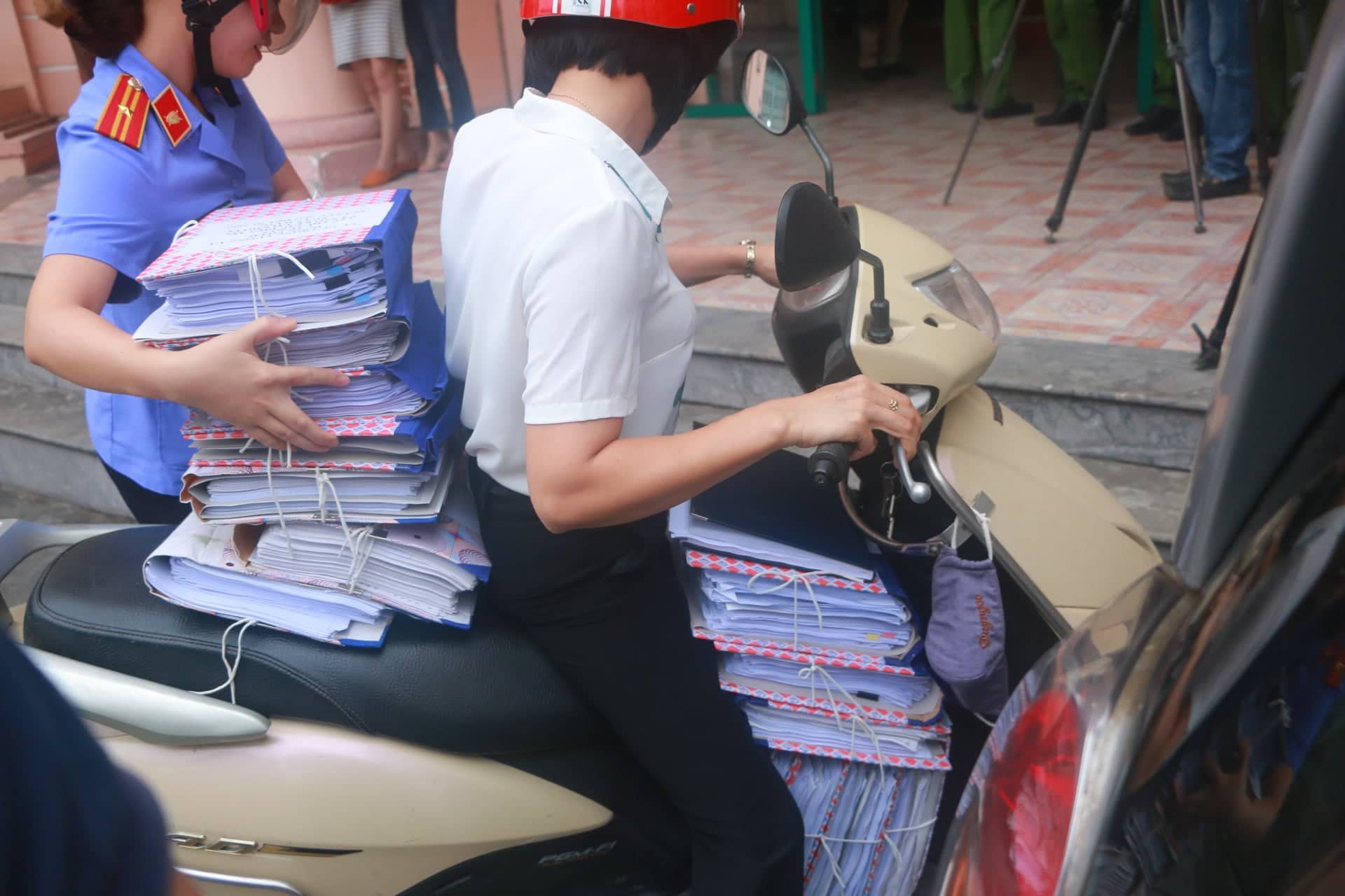 Gian lận điểm thi Hà Giang: Vì sao công an để Vũ Trọng Lương đưa xe tải vào đưa bài thi tới nơi khác? - Ảnh 1.