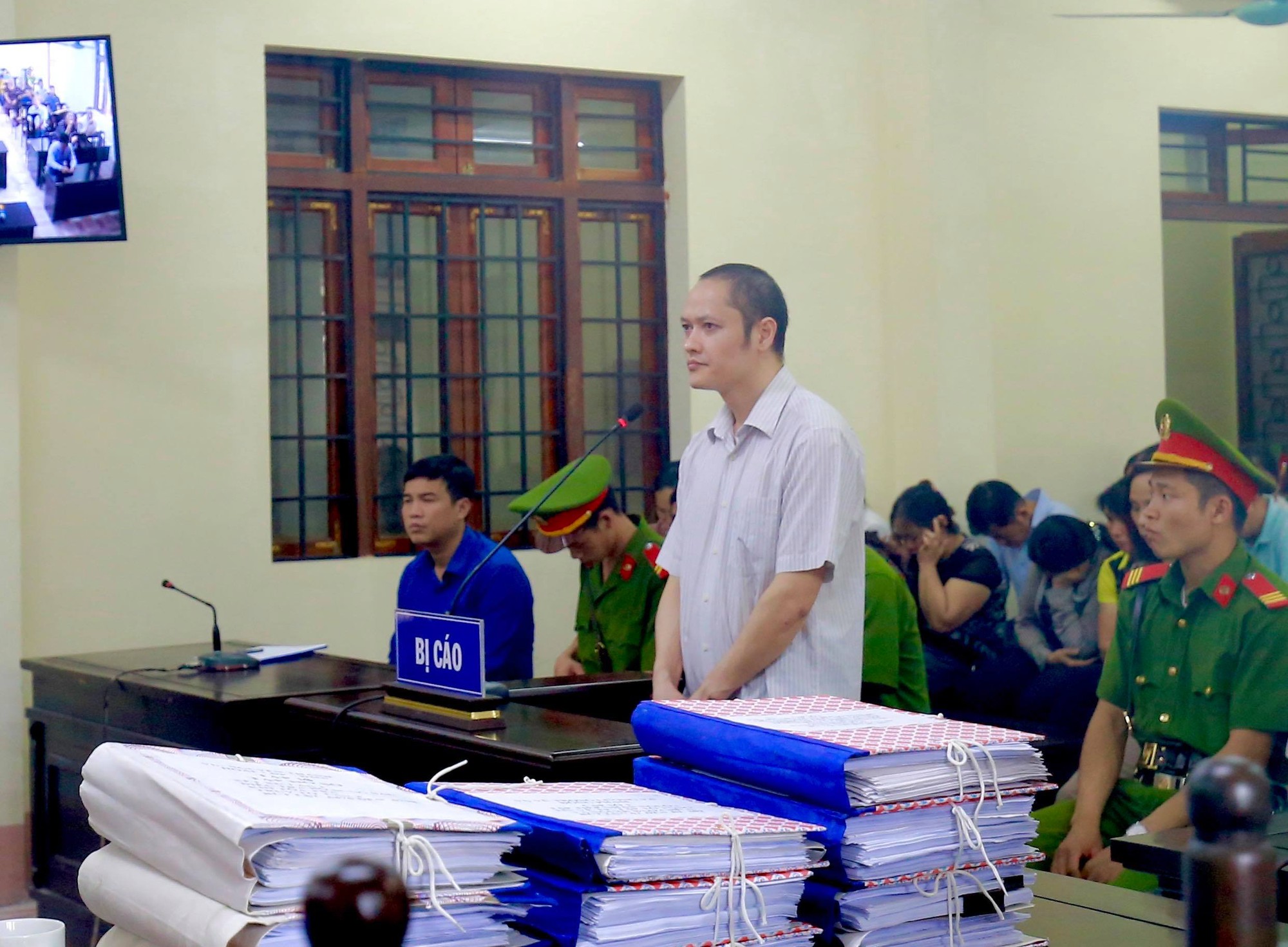 Gian lận điểm thi Hà Giang: Vì sao công an để Vũ Trọng Lương đưa xe tải vào đưa bài thi tới nơi khác? - Ảnh 2.