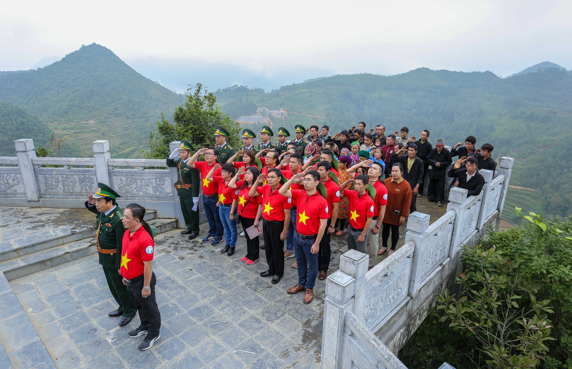 Xúc động Lễ Chào cờ tại Cột cờ Quốc gia Lũng Cú của Báo Người Lao động