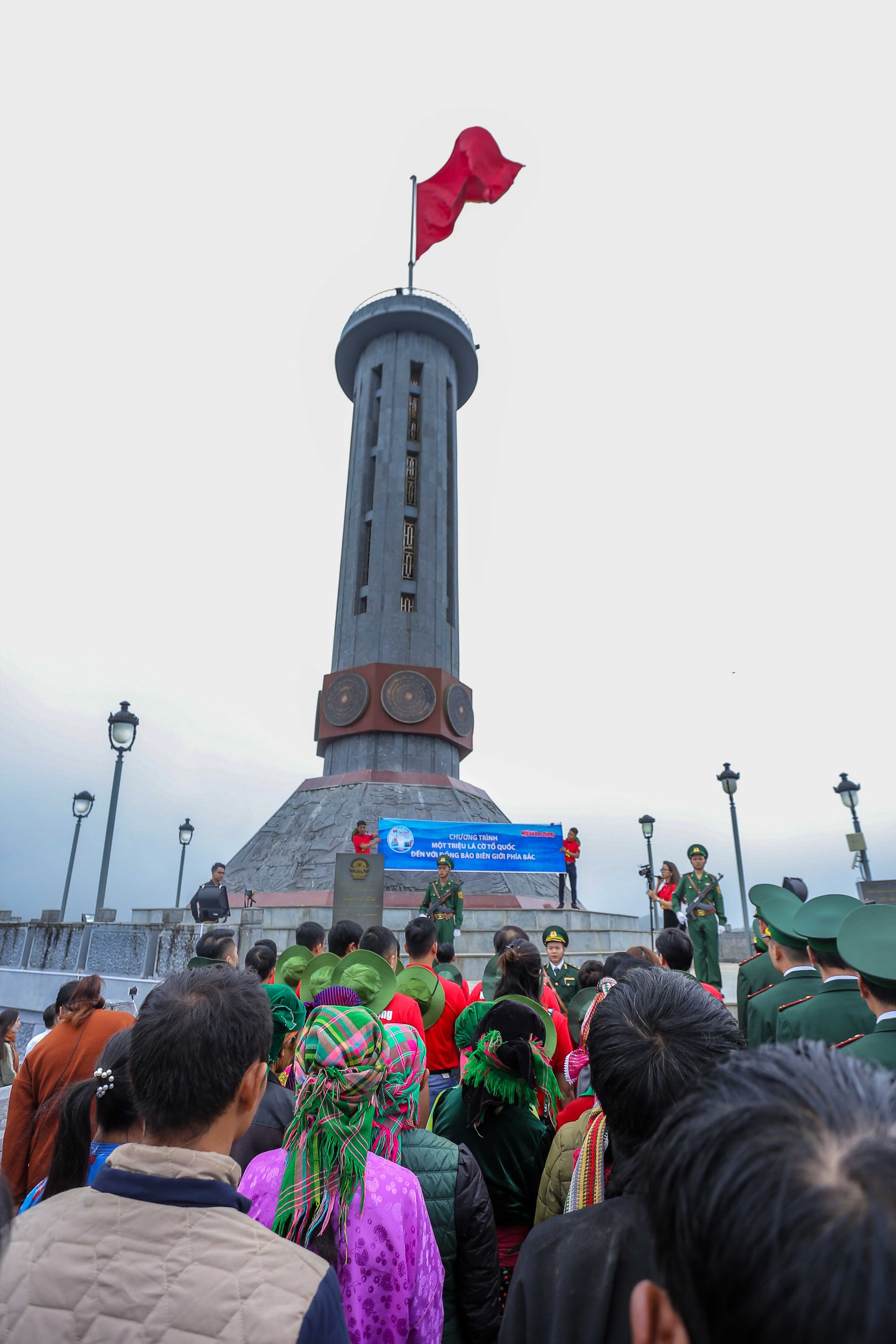 X&uacute;c động Lễ Ch&agrave;o cờ tại Cột cờ Quốc gia Lũng C&uacute; của B&aacute;o Người Lao động - Ảnh 2.
