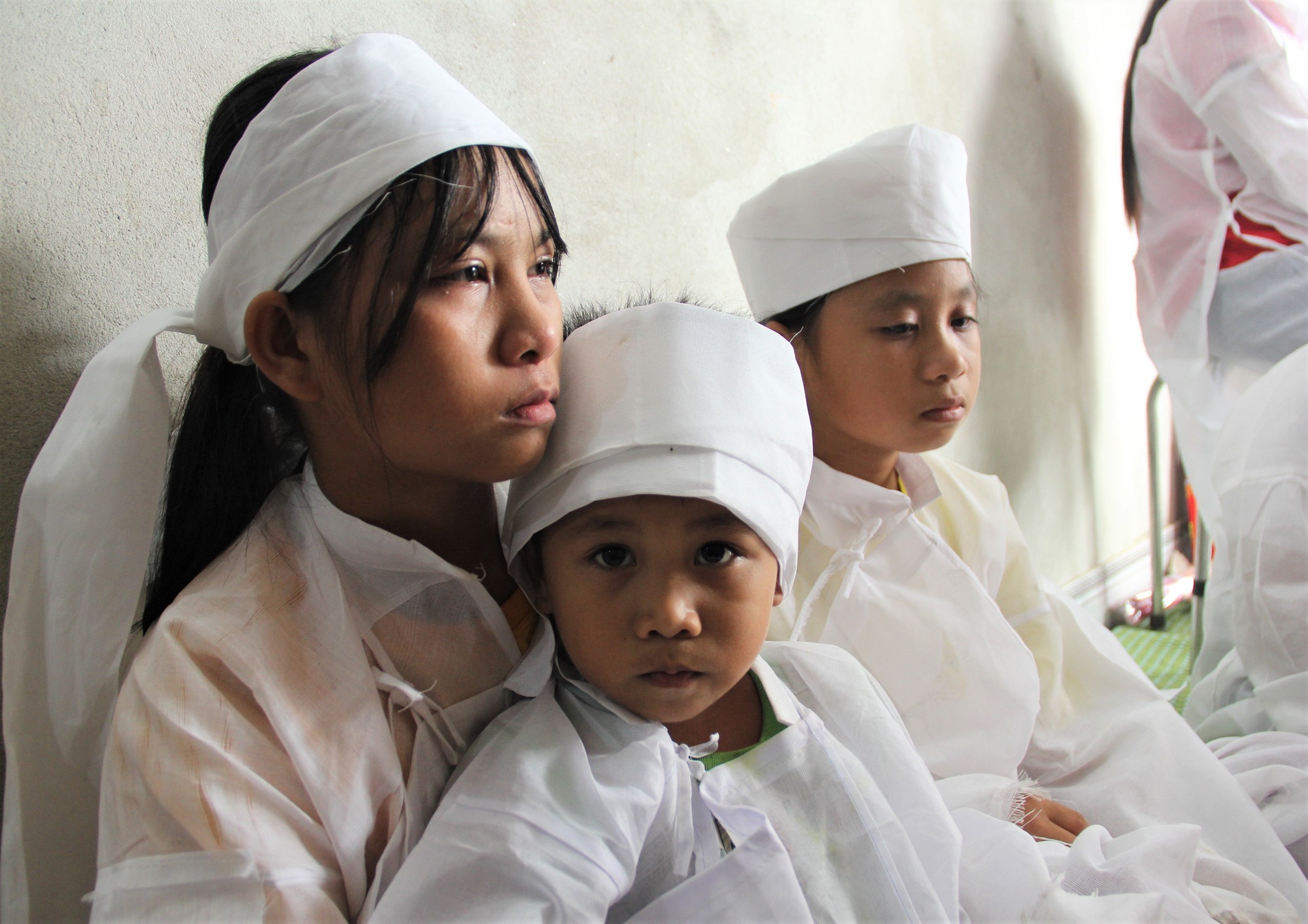Vụ 2 vợ chồng và con trai chết thảm dưới bánh ôtô: Thương xót 3 đứa trẻ bỗng chốc mồ côi