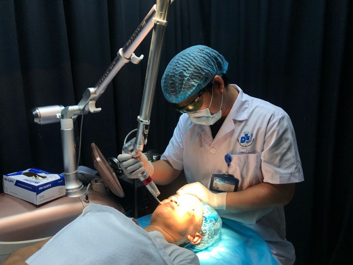 Mặt người phụ nữ loang lổ, đen sạm sau khi lăn kim trị n&aacute;m da - Ảnh 2.