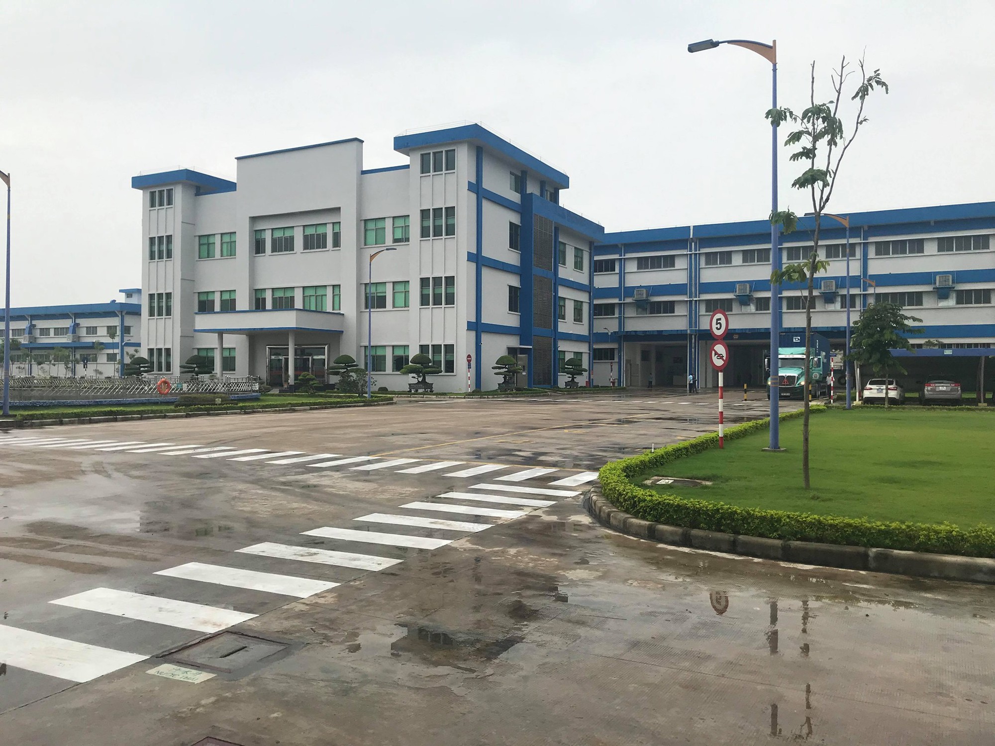 H&agrave;ng loạt c&ocirc;ng nh&acirc;n tức ngực, kh&oacute; thở nghi h&iacute;t phải kh&iacute; độc - Ảnh 2.