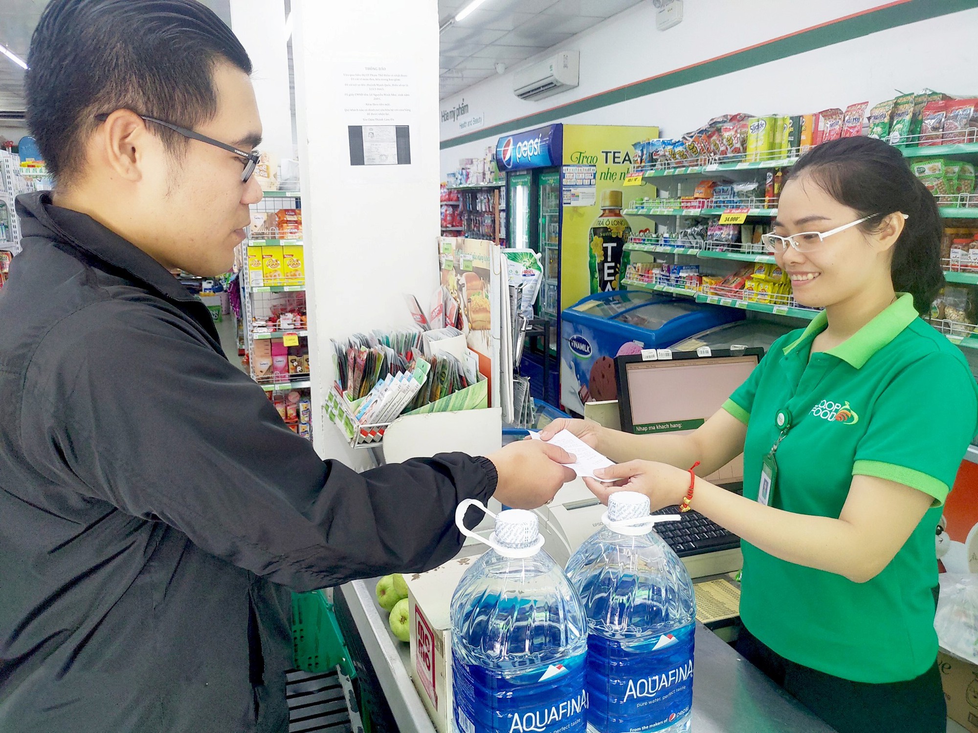 Saigon Co.op huy động gấp h&agrave;ng ng&agrave;n lốc nước đ&oacute;ng chai phục vụ người d&acirc;n H&agrave; Nội - Ảnh 1.