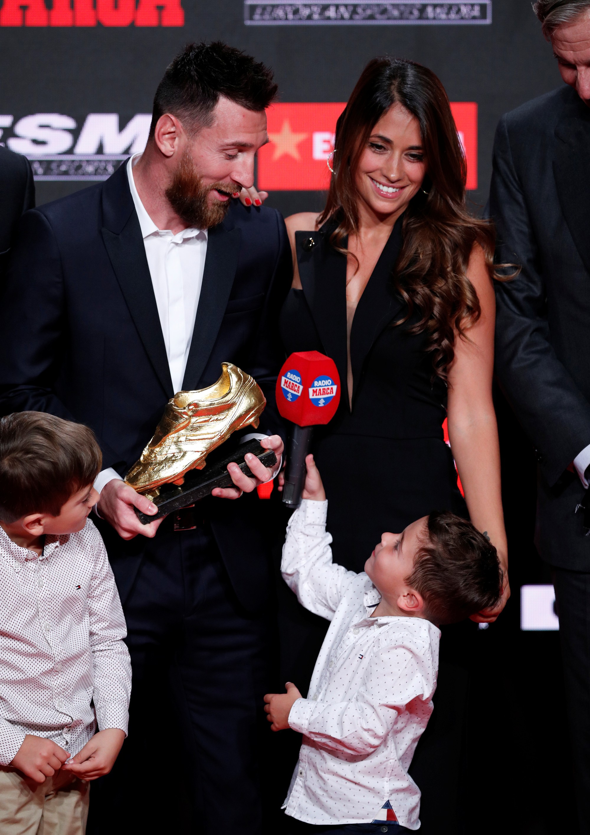 Nhận Chiếc gi&agrave;y v&agrave;ng thứ 6, Messi tri &acirc;n hai nh&acirc;n vật đặc biệt - Ảnh 11.