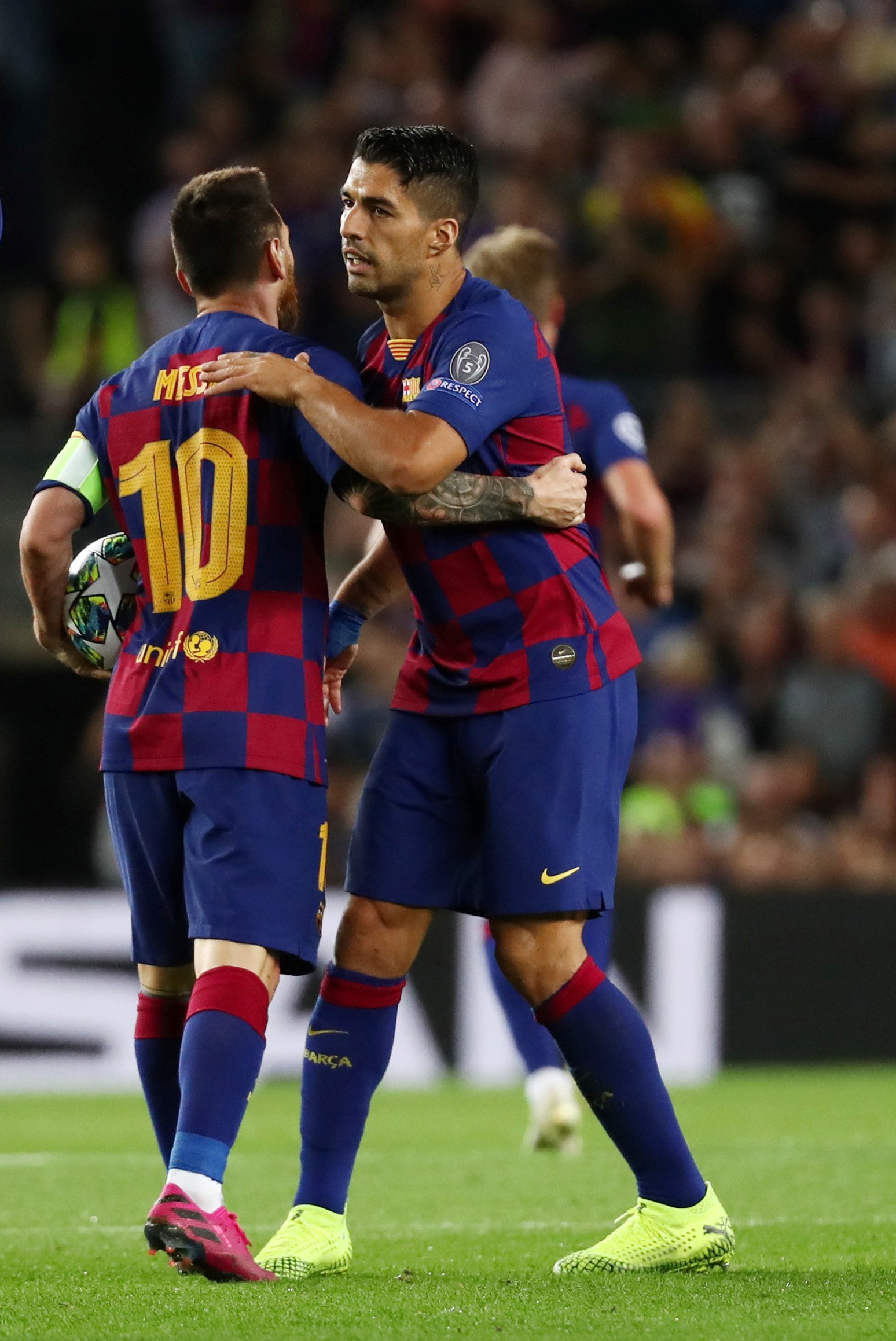 Nhận Chiếc gi&agrave;y v&agrave;ng thứ 6, Messi tri &acirc;n hai nh&acirc;n vật đặc biệt - Ảnh 2.