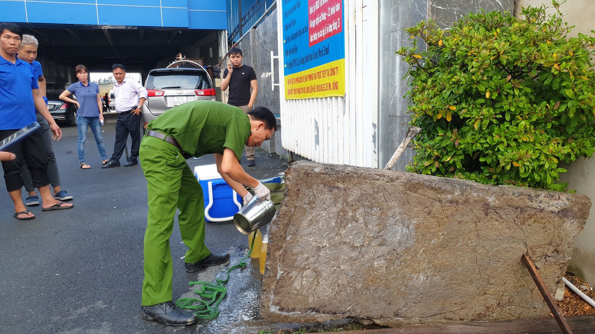 Phát hiện một công ty giặt công nghiệp xả trực tiếp chất thải ra môi trường
