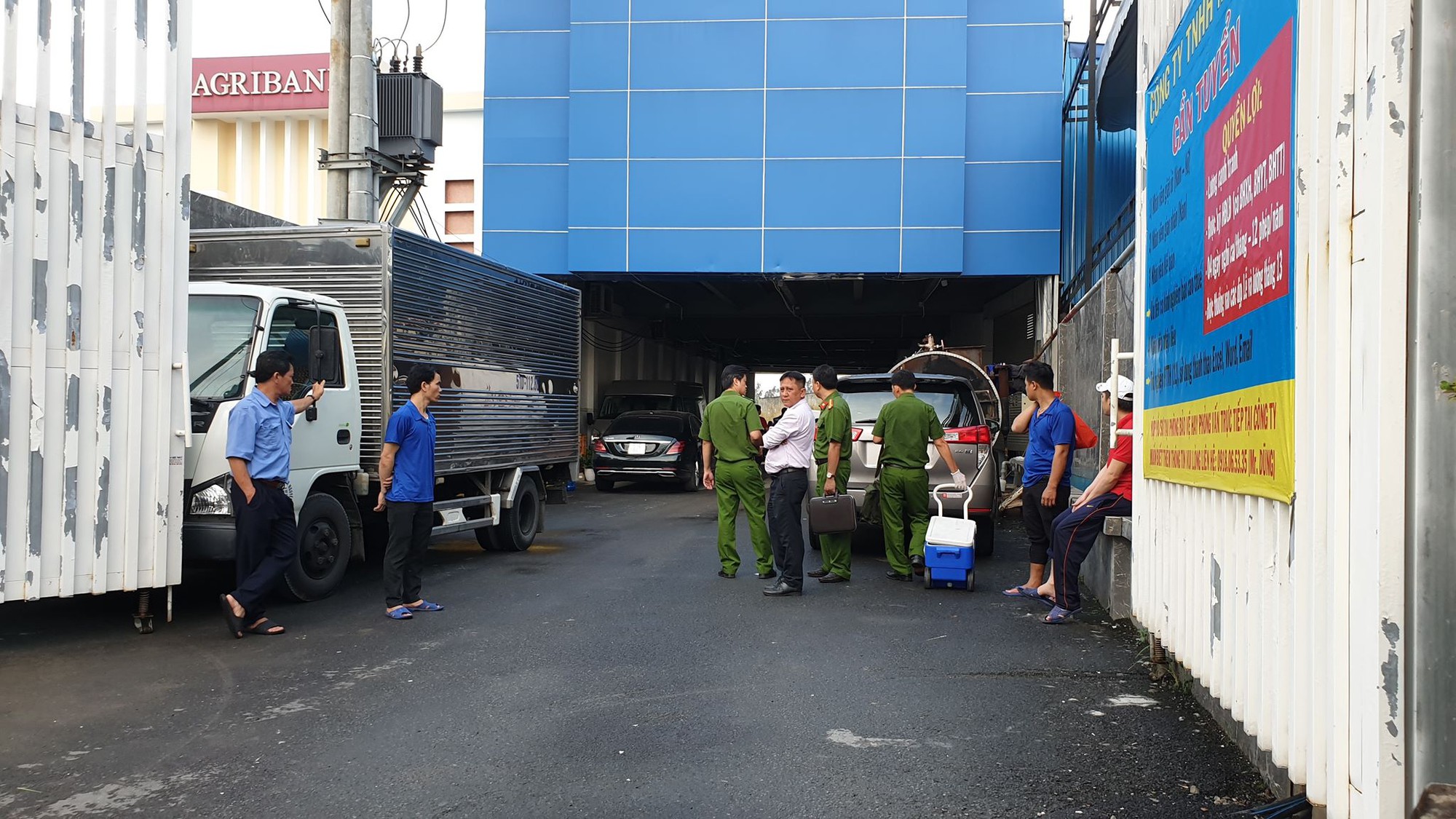 Ph&aacute;t hiện một c&ocirc;ng ty giặt c&ocirc;ng nghiệp xả trực tiếp chất thải ra m&ocirc;i trường - Ảnh 2.
