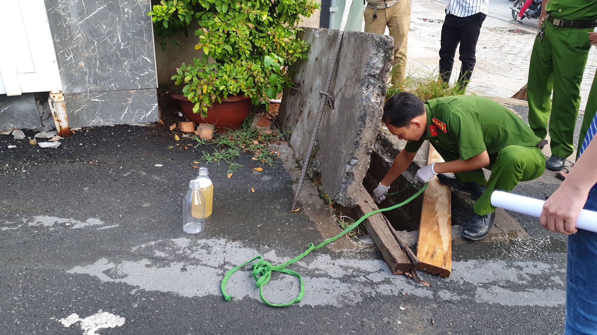 Ph&aacute;t hiện một c&ocirc;ng ty giặt c&ocirc;ng nghiệp xả trực tiếp chất thải ra m&ocirc;i trường - Ảnh 4.