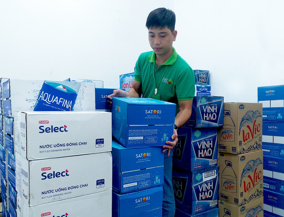 Saigon Co.op huy động gấp hàng ngàn lốc nước đóng chai phục vụ người dân Hà Nội