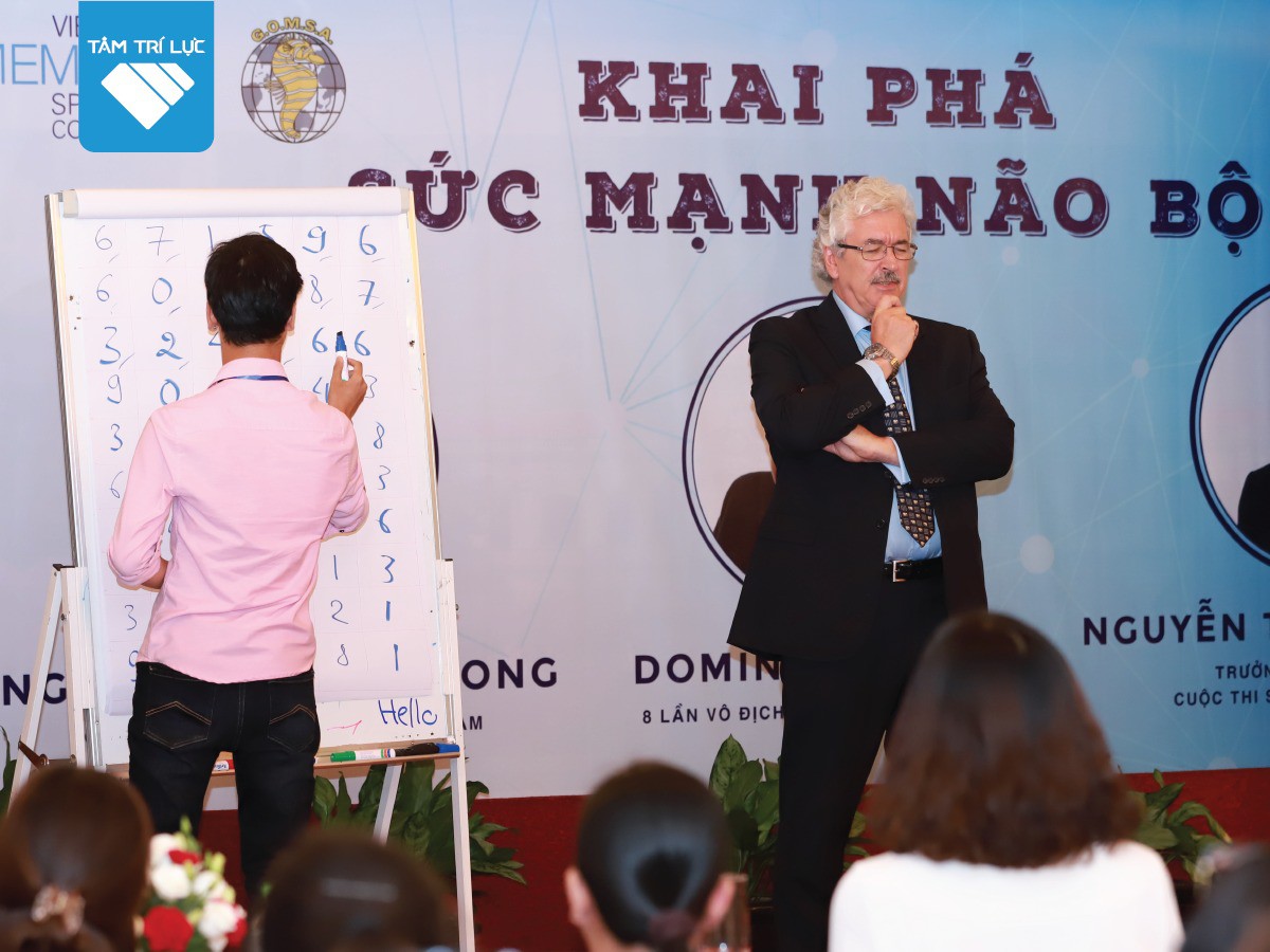 Dominic O&rsquo;Brien - Người đạt tới &ldquo;đỉnh cao sức mạnh n&atilde;o bộ&rdquo; - Ảnh 2.