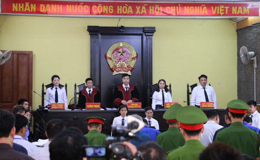Xét xử vụ Gian lận điểm thi Sơn La: Đề nghị trả hồ sơ làm rõ tội đưa và nhận hối lộ