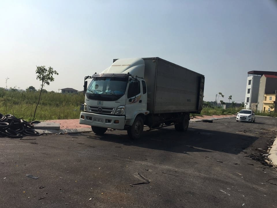 Tạm giữ hình sự 2 thanh niên đổ dầu thải xuống nguồn nước sông Đà - Ảnh 4.