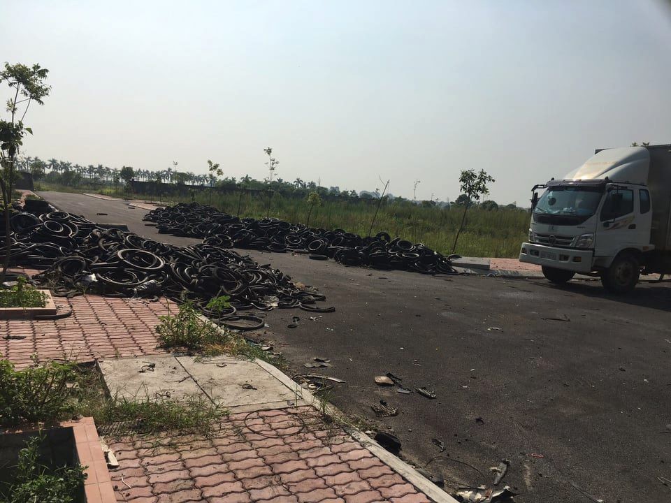Tạm giữ hình sự 2 thanh niên đổ dầu thải xuống nguồn nước sông Đà - Ảnh 6.